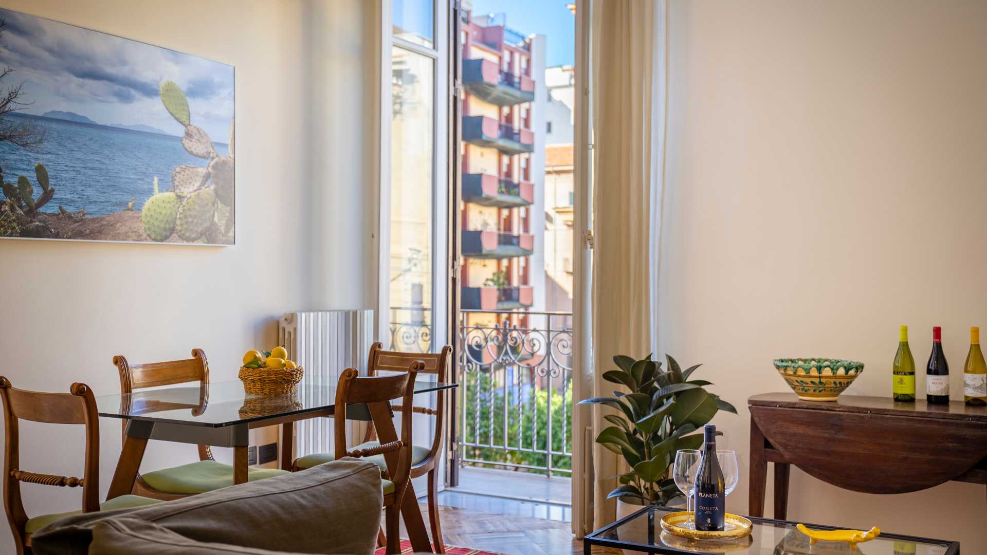 Soggiorno Appartamento Classic di Palazzo Planeta con tavolo da pranzo e vista sull'esterno